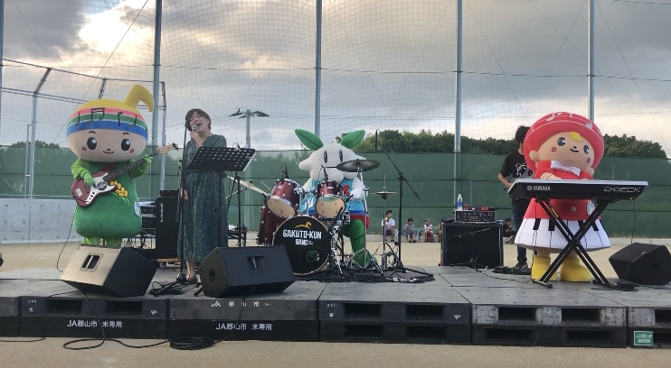 西田学園夏祭りでがくとくんバンドが演奏している写真