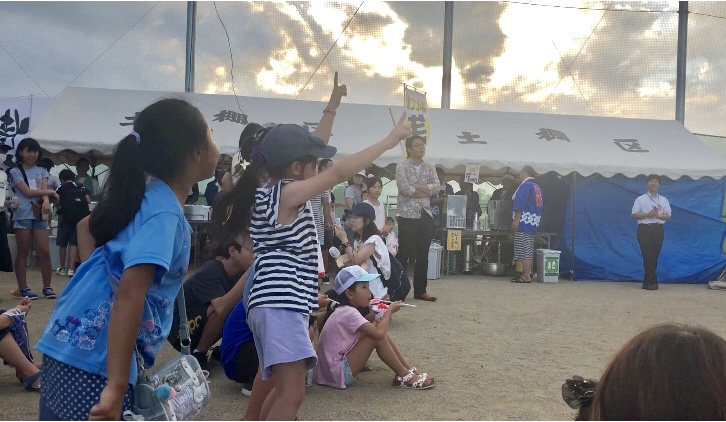 がくとくんバンドの演奏に合わせて踊っている子どもたちの写真