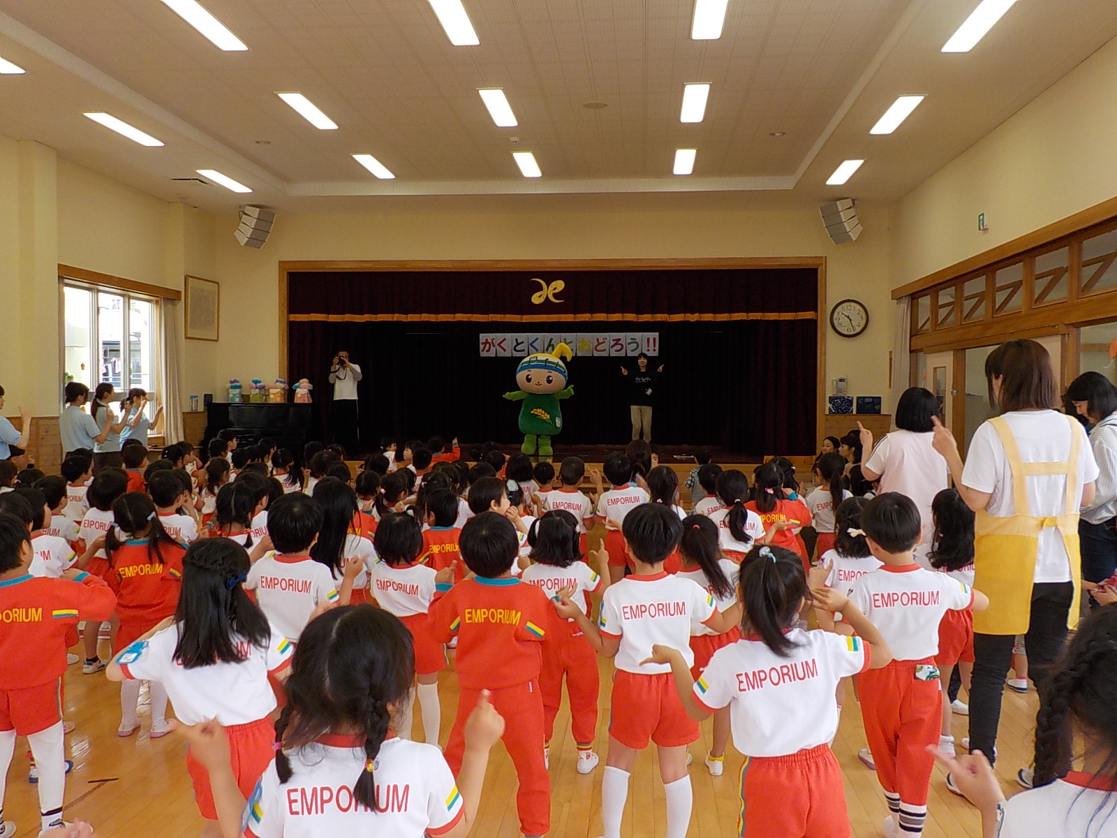 がくとくんと一緒に、がくとくんダンスを踊っている写真