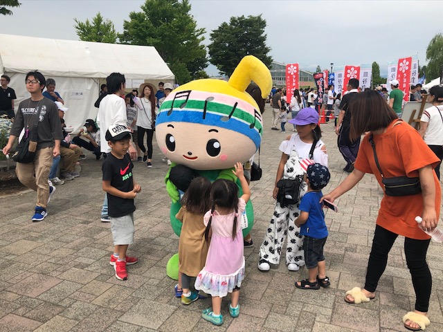 がくとくんが子どもたちと触れ合っている写真