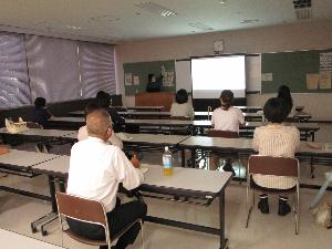 やさしい日本語でコミュニケーションの講座受講者と講師