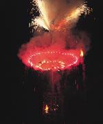 鎮守の亀賀森神社の祭りの夜空に打ち上げられた富岡の唐傘行灯花火の写真
