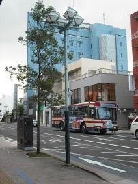 街路灯のある郡山市の街並みの写真