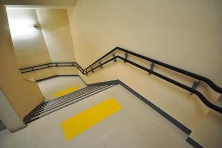 ゆとりのある幅と誰でも利用しやすい二段手すりのついた階段の画像