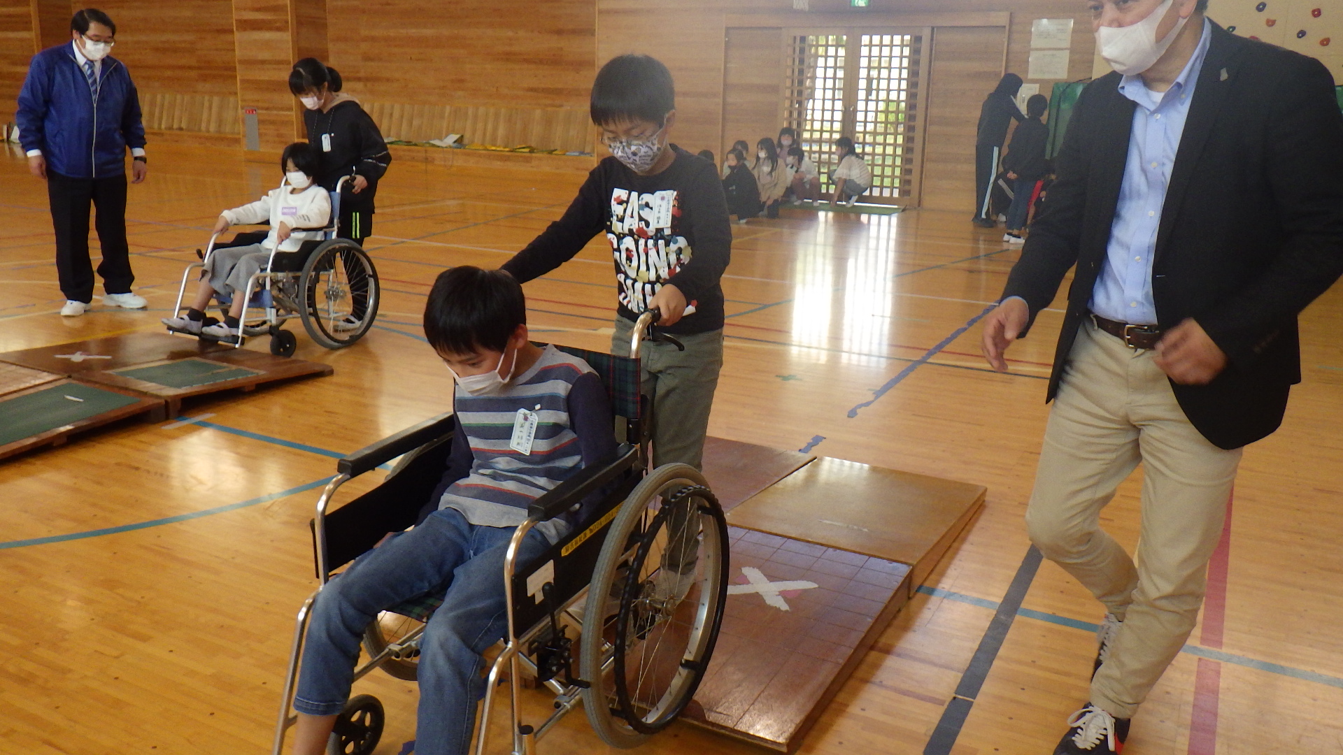 車いす体験をする児童