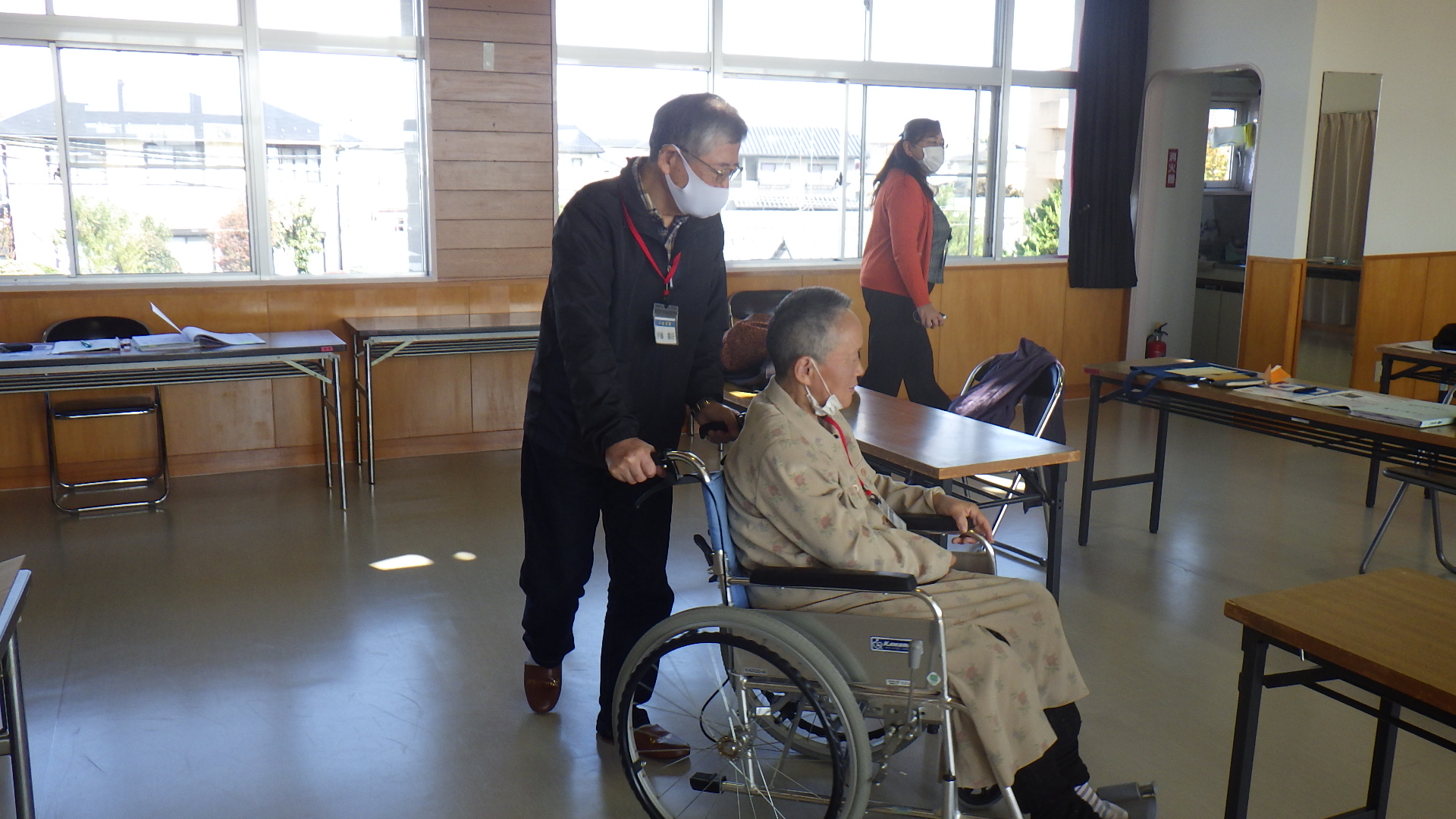 参加者同士で車いす介助体験をしているようす