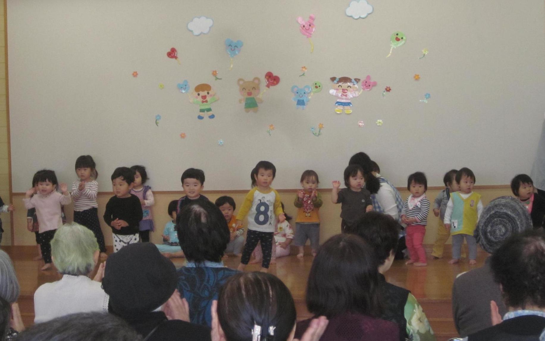柴宮保育所の子供たちがお年寄りにダンスを発表している写真