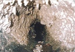油脂が固まり閉塞した下水道管の画像