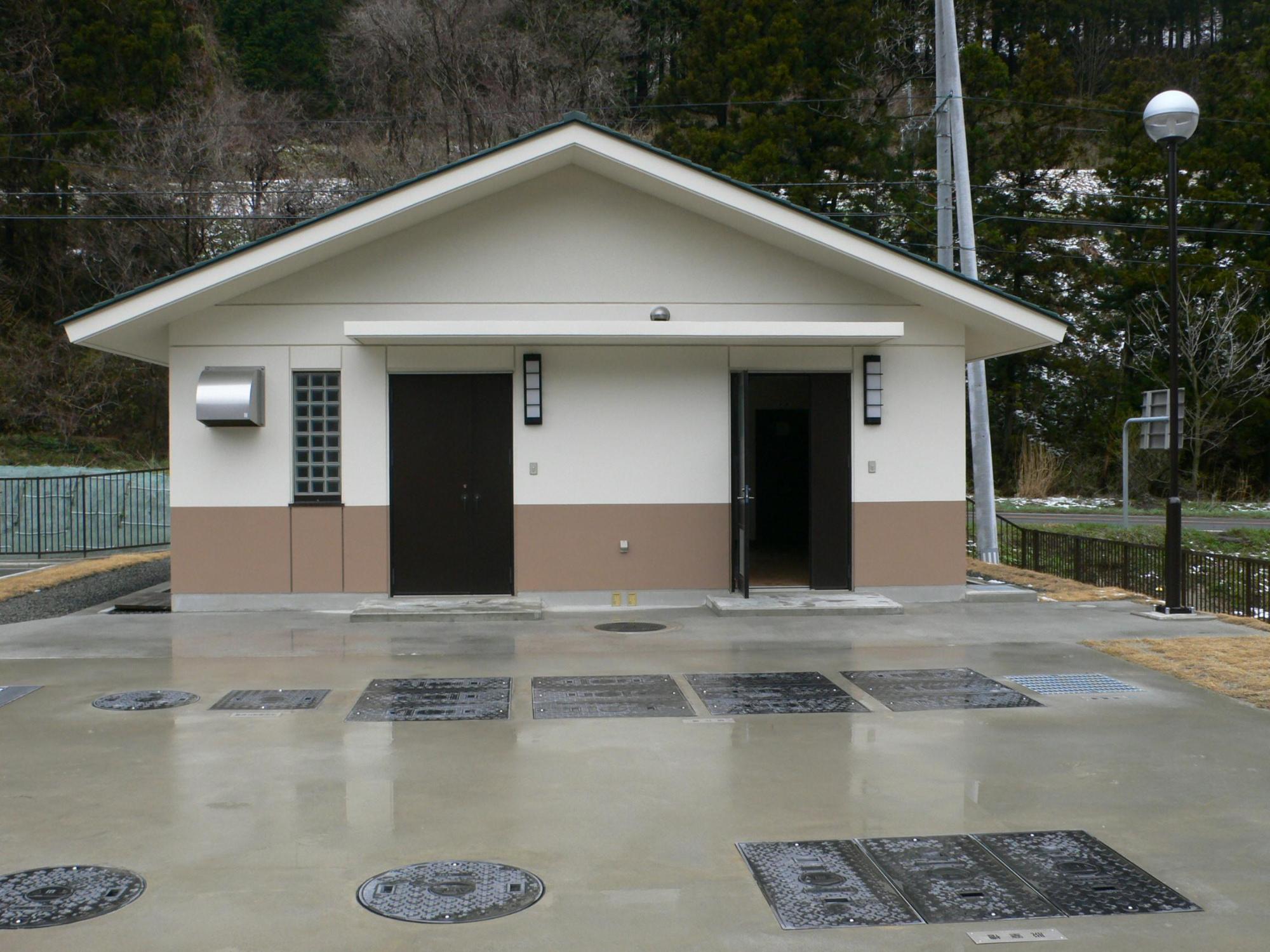 中山地区農業集落排水処理施設の建物の外観写真