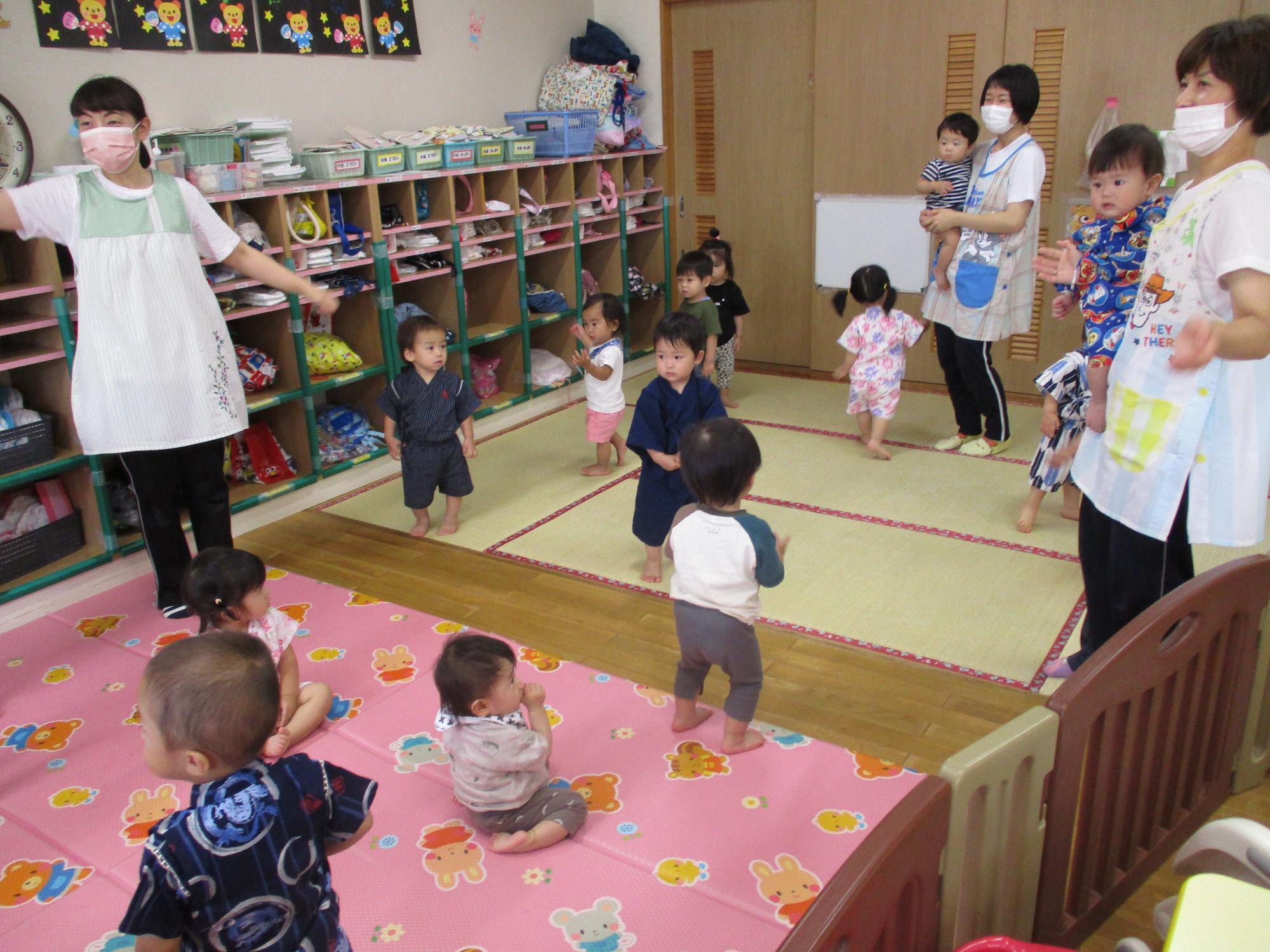 あひる組ひよこ組は一緒にお部屋で踊りました！