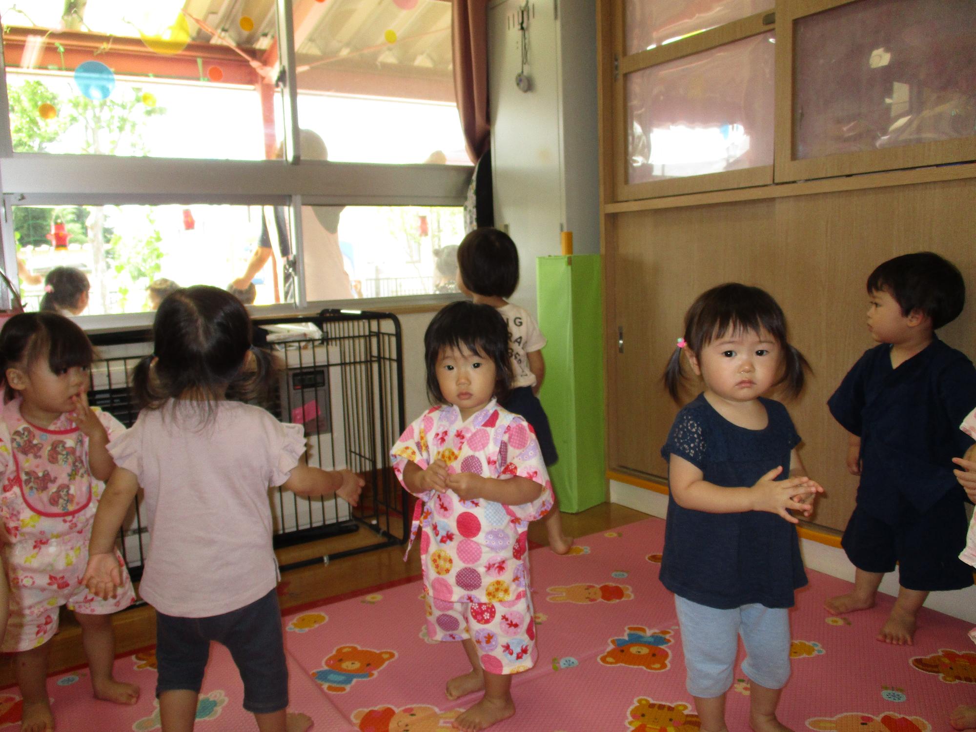 テラスの大きいおにいさんたちを見ながら踊る