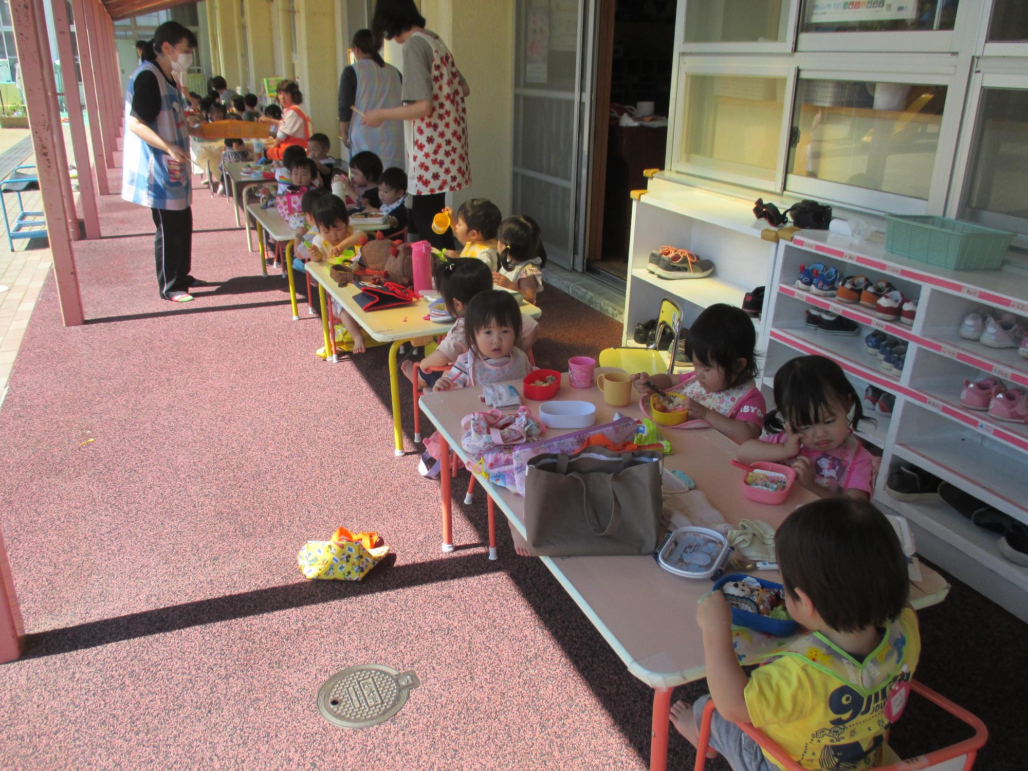 みんなでテラスでお弁当！