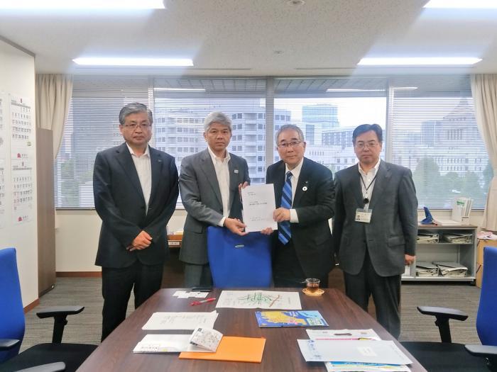 末宗統括官（左から2人目）に要望書を手渡す品川市長の画像