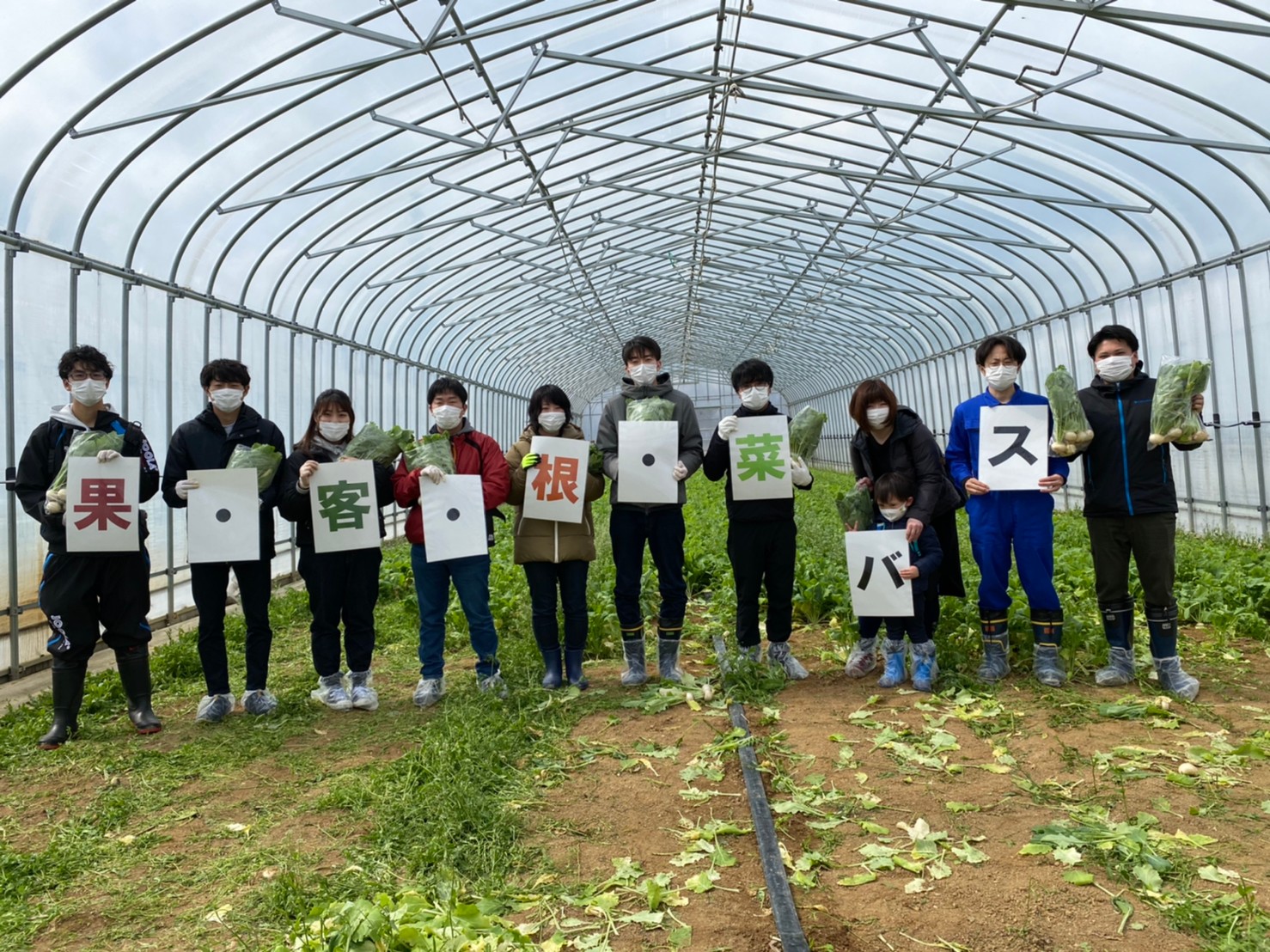 収穫した野菜と乗客を貸切バスで運ぶ貨客混載の試行の画像