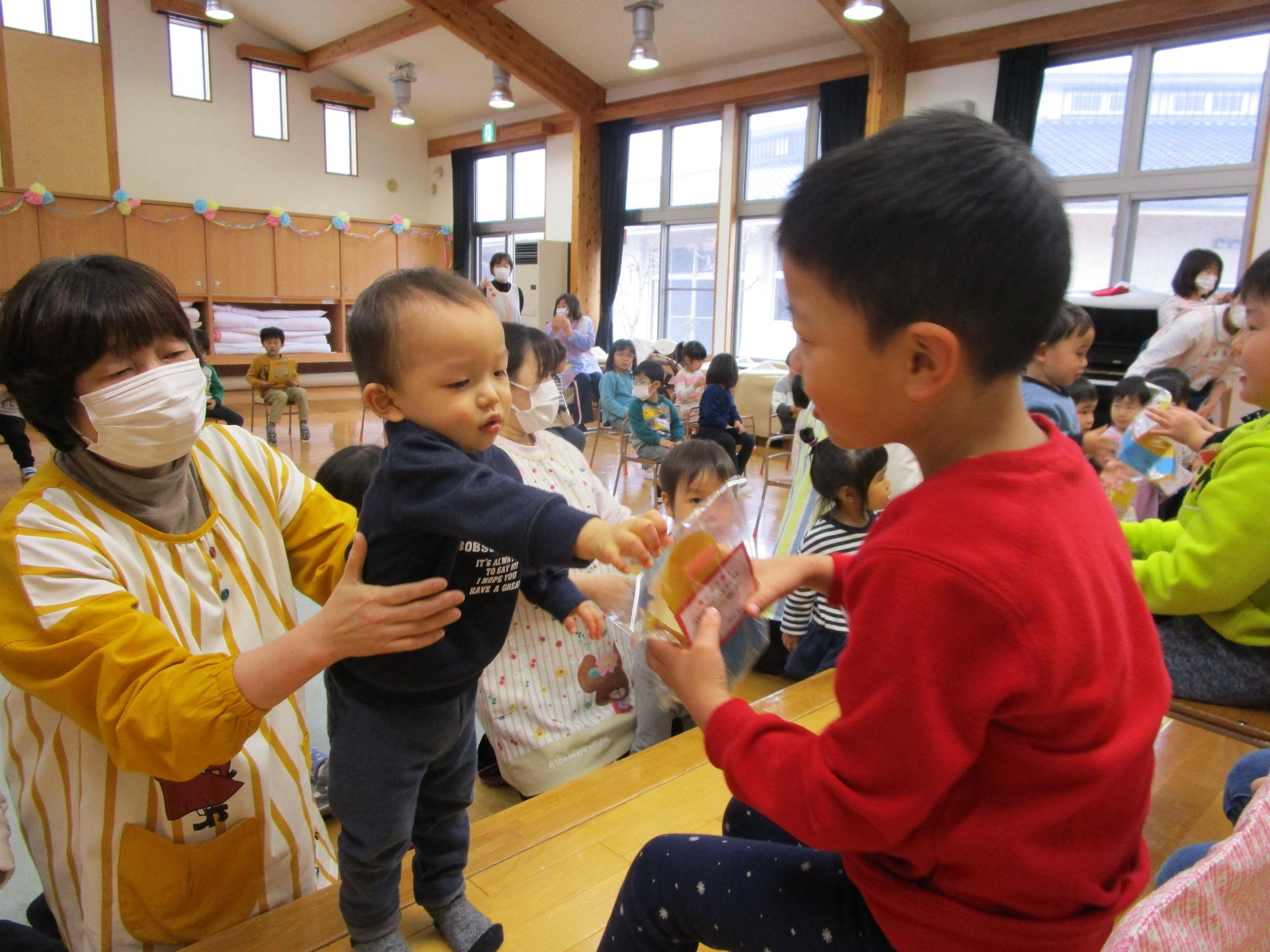 プレゼントを渡す男の子1