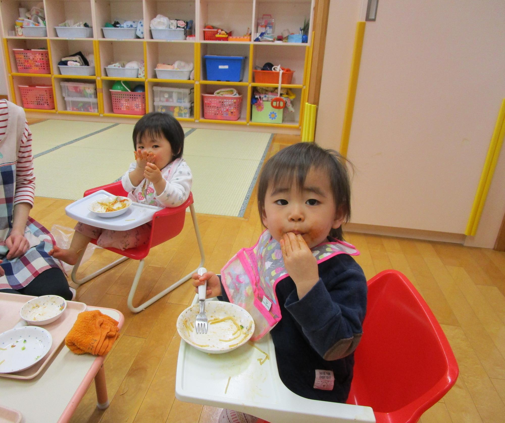 給食を食べるつぼみ組