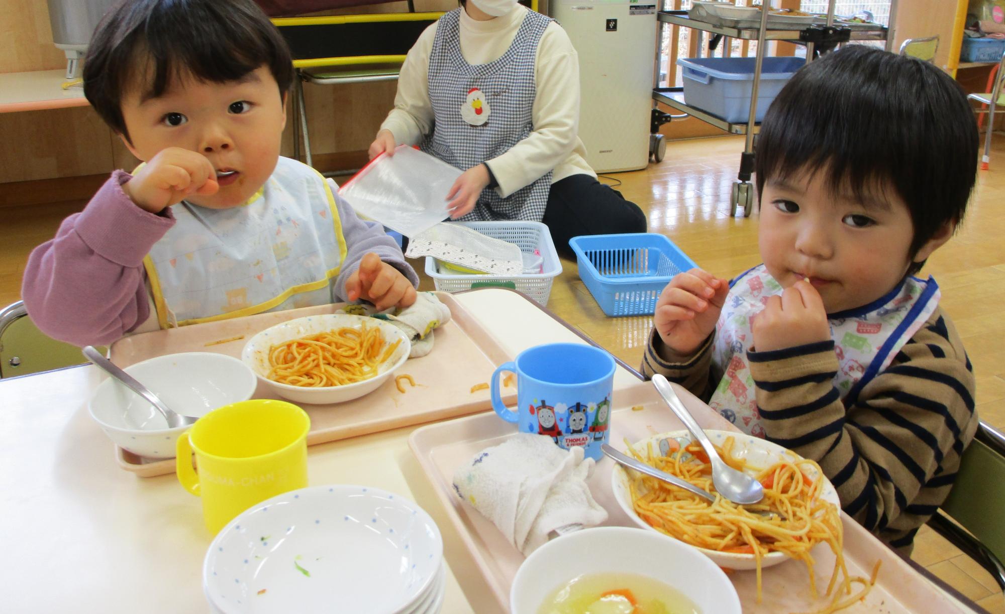 給食を食べるもも組