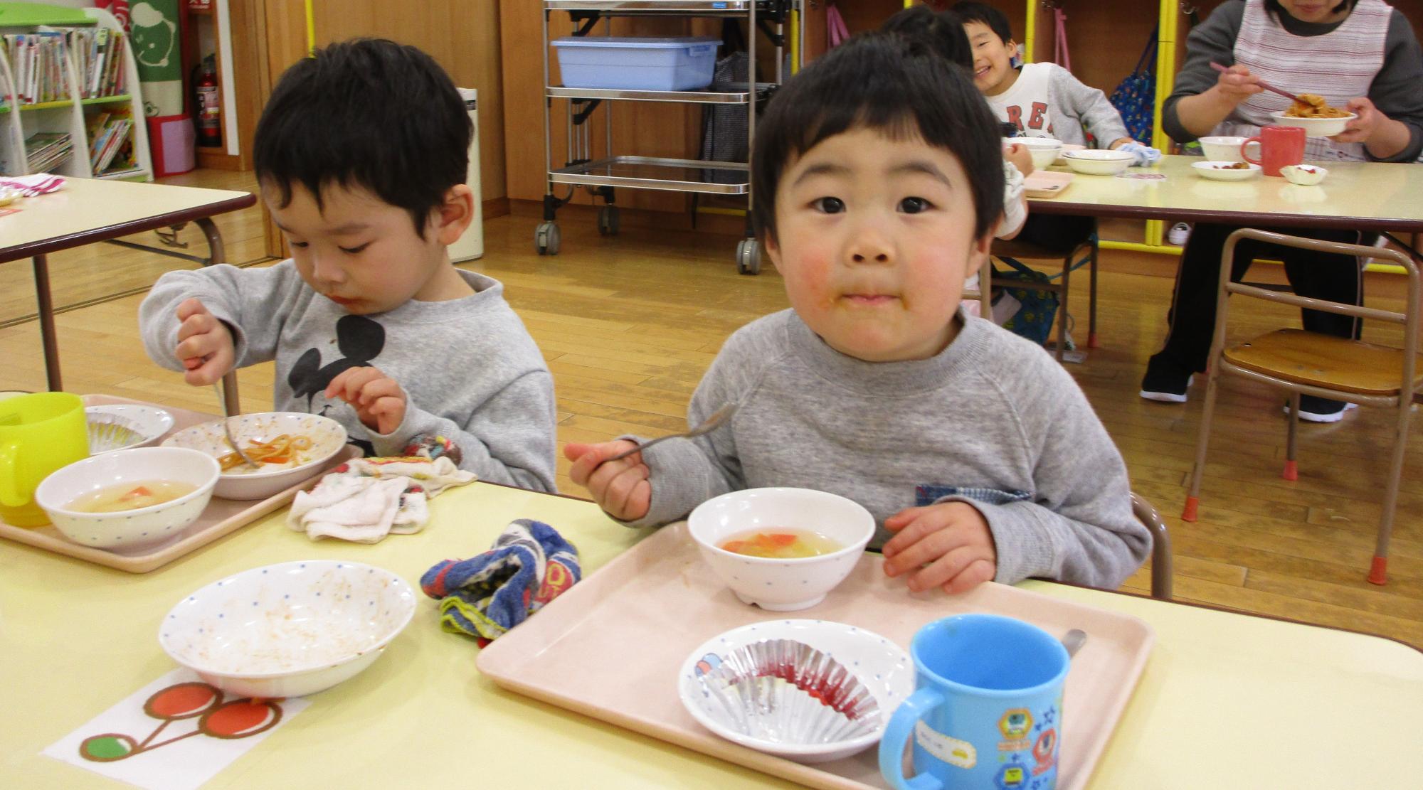 給食を食べるうめ組