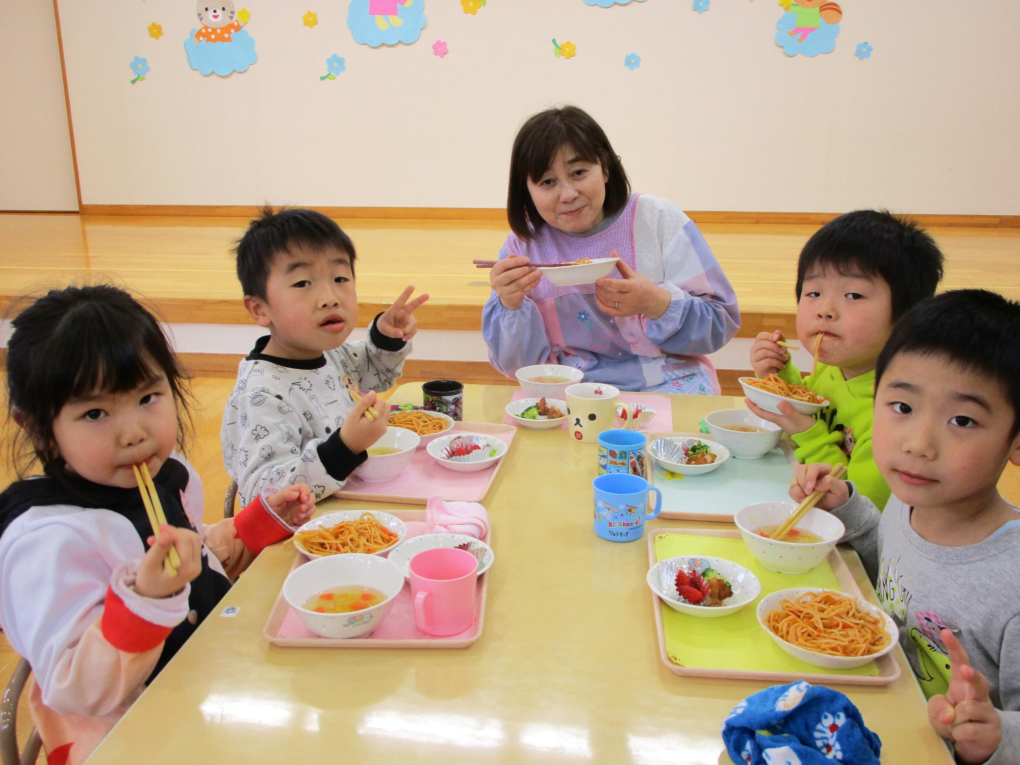 給食を食べるさくら組