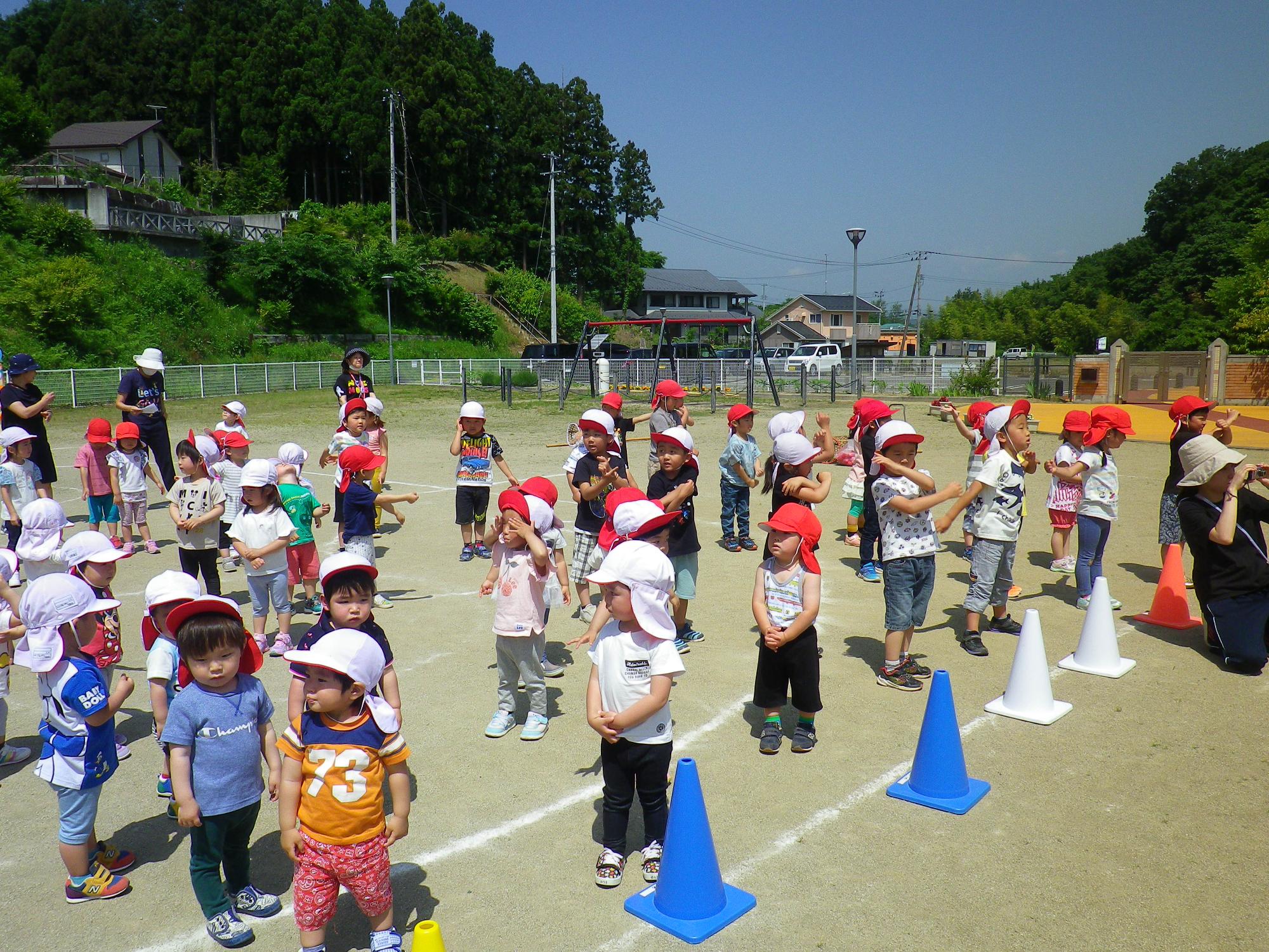 体操をする子どもたち