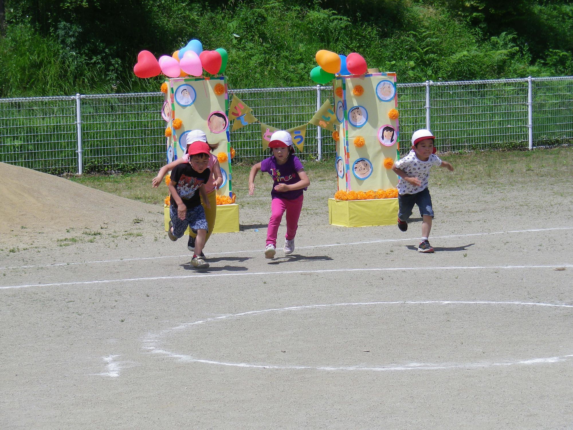 かけっこをする子ども2