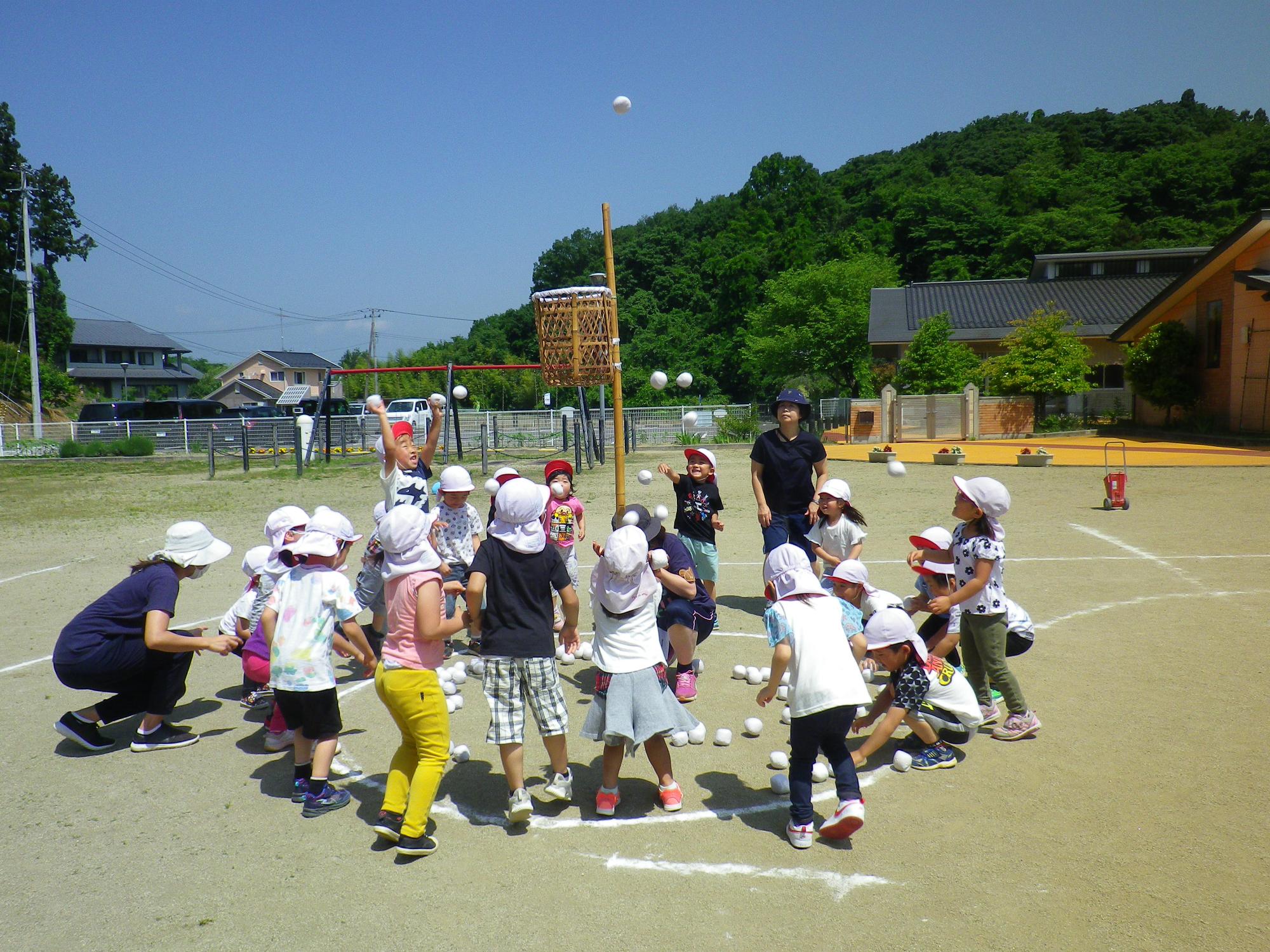 玉入れをする子ども