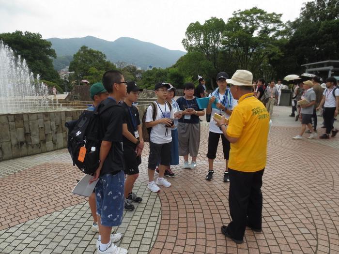 平和公園を見学する様子の写真