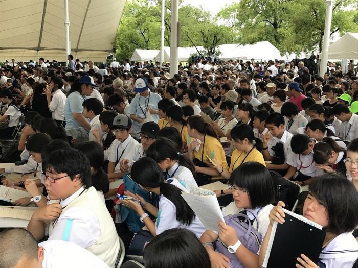 平和公園で長崎原爆犠牲者慰霊平和祈念式典に参列している様子の写真