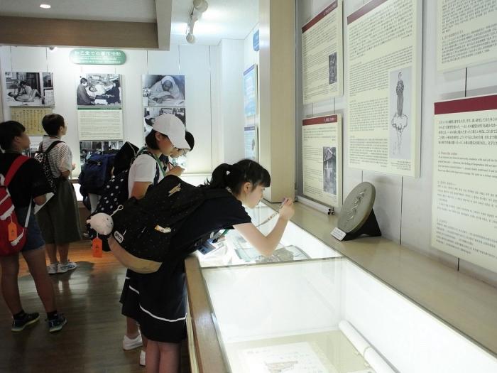 永井隆記念館の展示物を熱心に見る子どもたちの写真