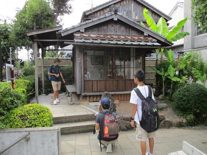 永井隆記念館を見学する子どもたちの写真