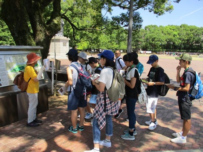 平和公園を見学している写真