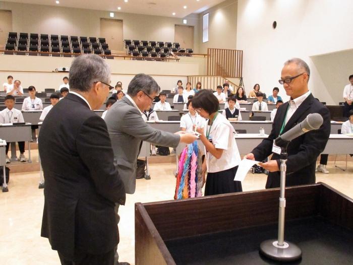 土屋実行委員会会長から折り鶴が付託されている様子の写真