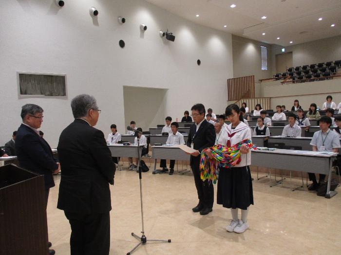 長崎市長に宛てたメッセージと折り鶴を品川市長と土屋会長から受け取る団員