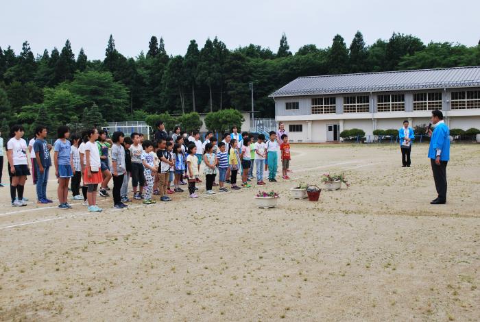 贈呈式に参加sる児童の写真