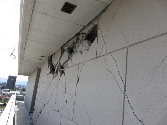 東日本大震災で被災した中央公民館外壁の写真
