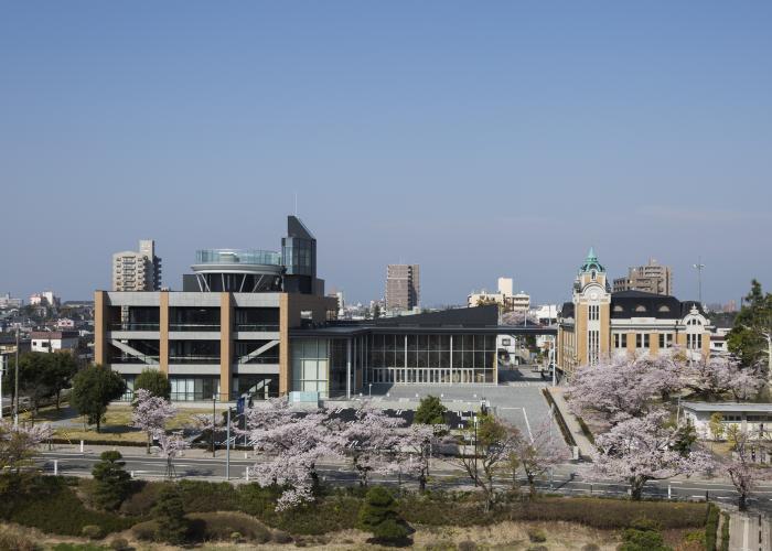 震災後に建て直した中央公民館外観の写真