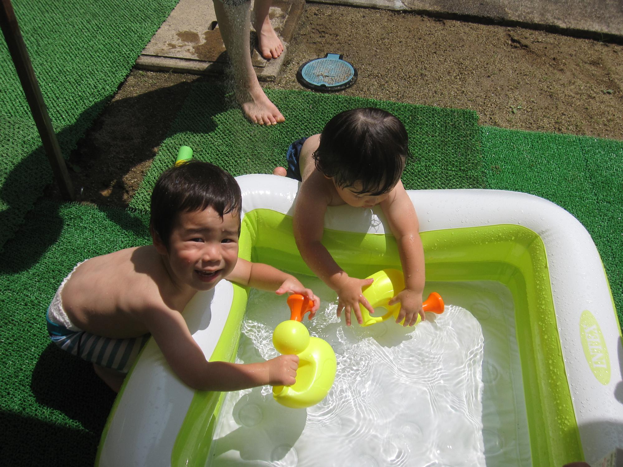 あひるのじょうろで水遊び