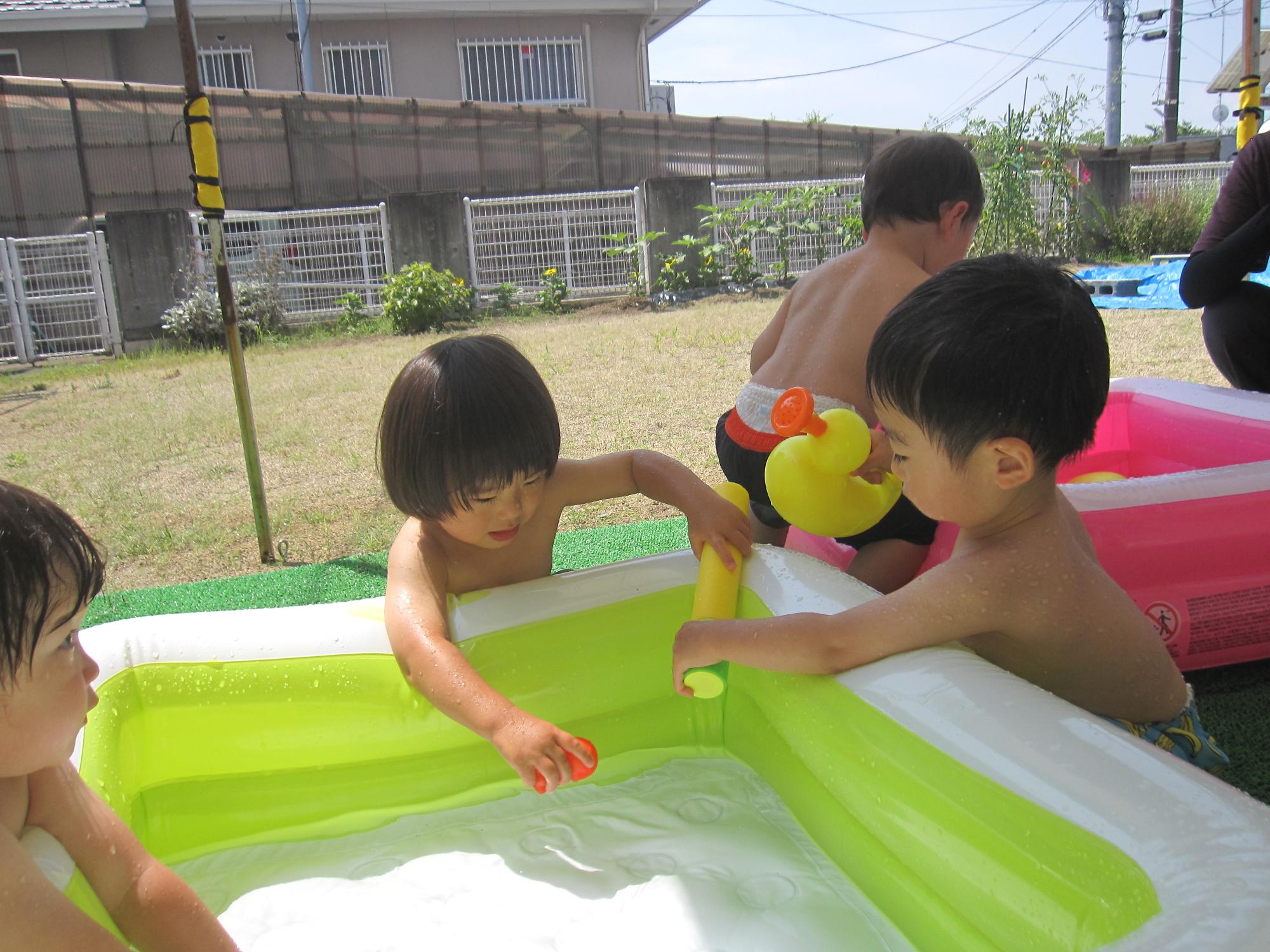 りす・うさぎ 水遊び