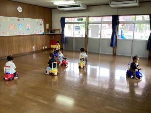 お遊戯室でのコンビカーも大好き