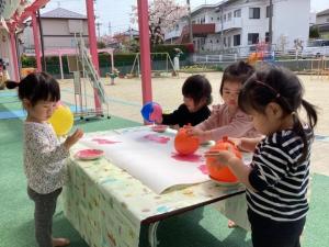 風船に絵の具を付けてスタンプ