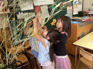 七夕飾りを自分でつけたよ