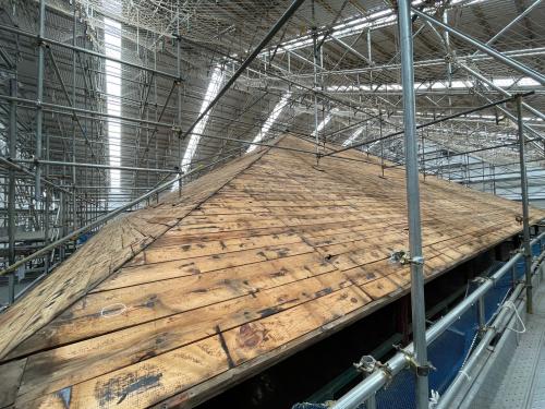 開成館の屋根板金を剥がした様子