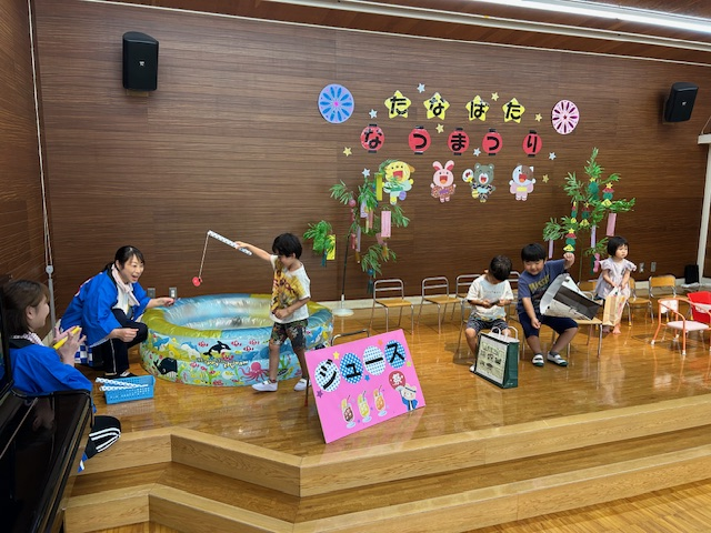 魚釣りをする子どもと買い物を終えて友達と見せ合いっこをする姿