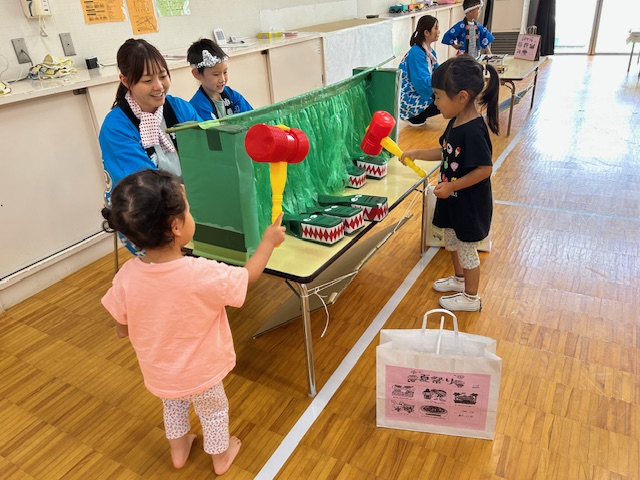 ワニワニパニックを楽しむ子どもたち