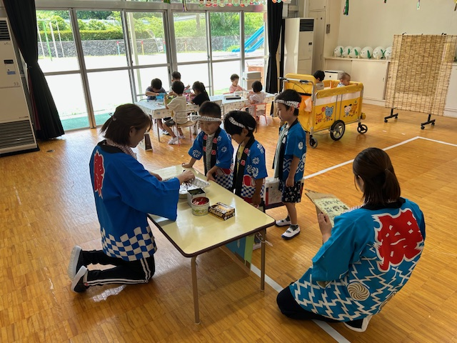 お店屋さんを終え、お買い物ごっこを楽しむ満了児(やきそば屋)