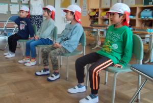 初めての教室緊張しながらも興味津々に話を聞く満了児4人