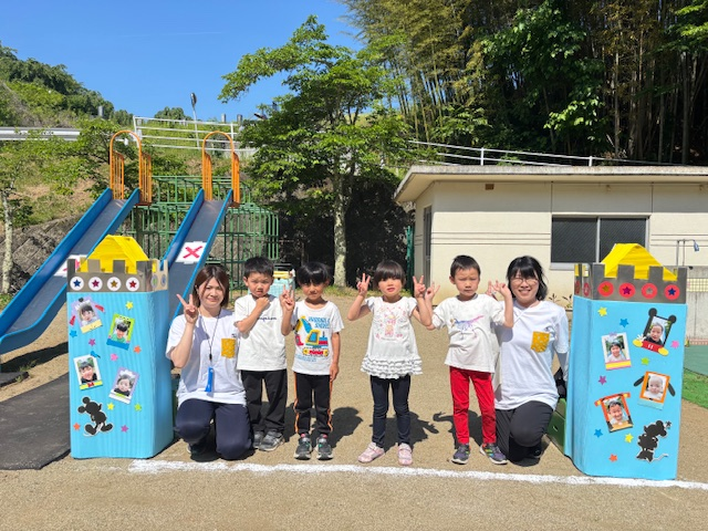 満了児さん、入場門の前でニッコリ