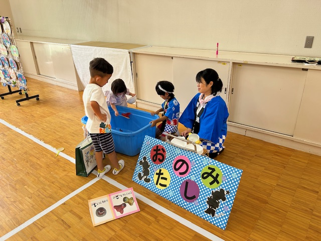 一生懸命金魚すくいをする子どもたち