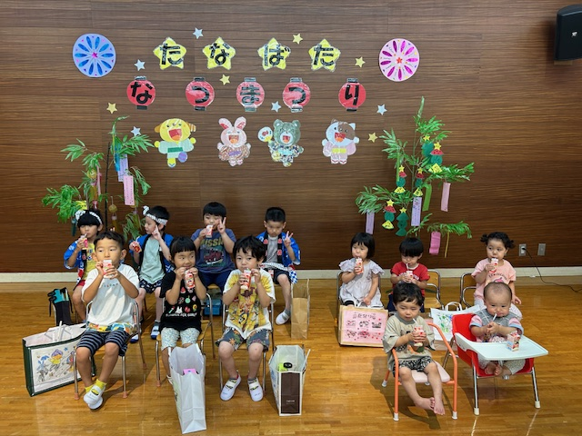 ジュースを飲んでみんなで集合写真