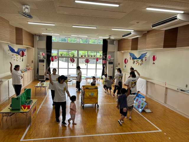 みんなで円になって「すみっこ盆踊り」